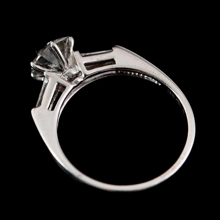 RING, 18 k vitguld, med briljantslipad diamant 1.31 ct och 2 baguetteslipade diamanter.