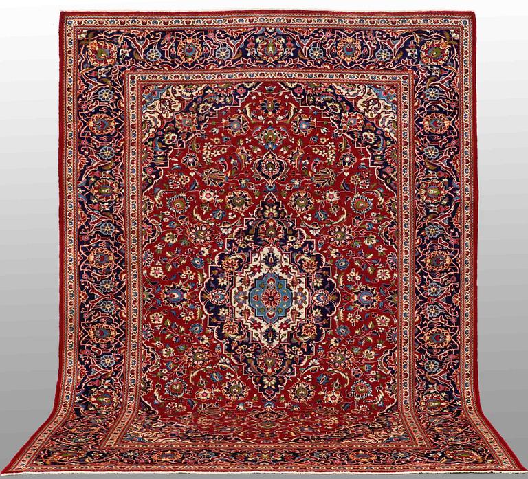 A CARPET, Kashan, ca 337 x 250 cm.