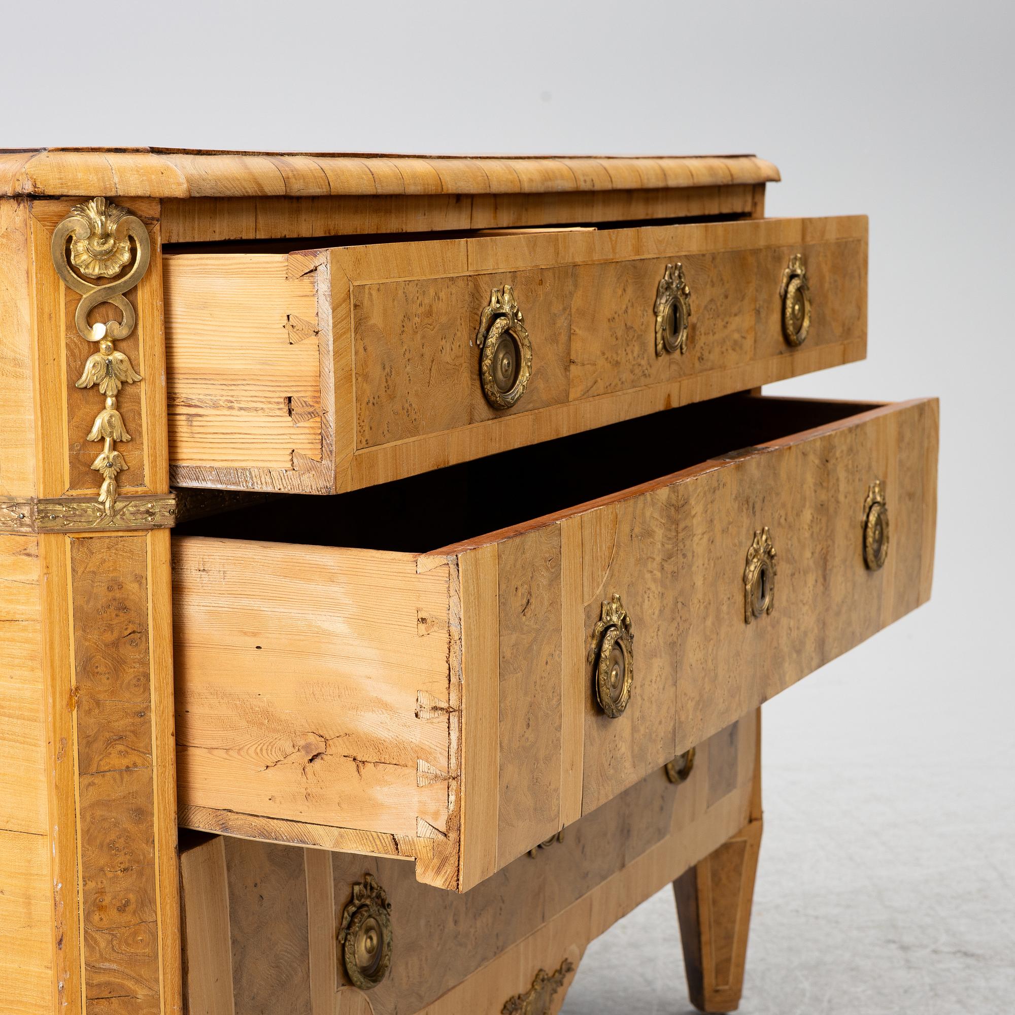 Gustavian chest of drawers, 18th century.