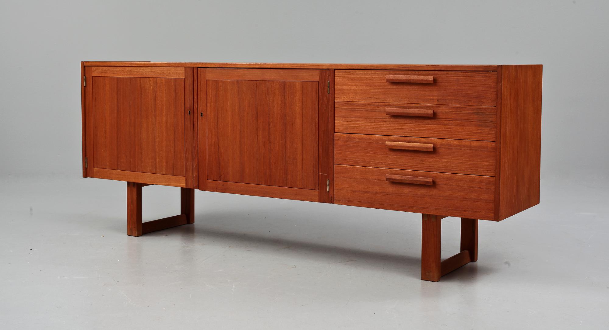 SIDEBOARD, "Domi Monté", Nils Jonsson för Troeds, Sverige,  omkring 1900-talets mitt.