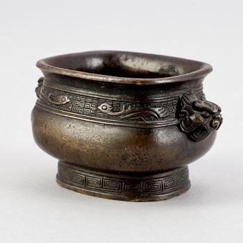 RÖKELSEKAR, brons, Kina. Sen Qing.