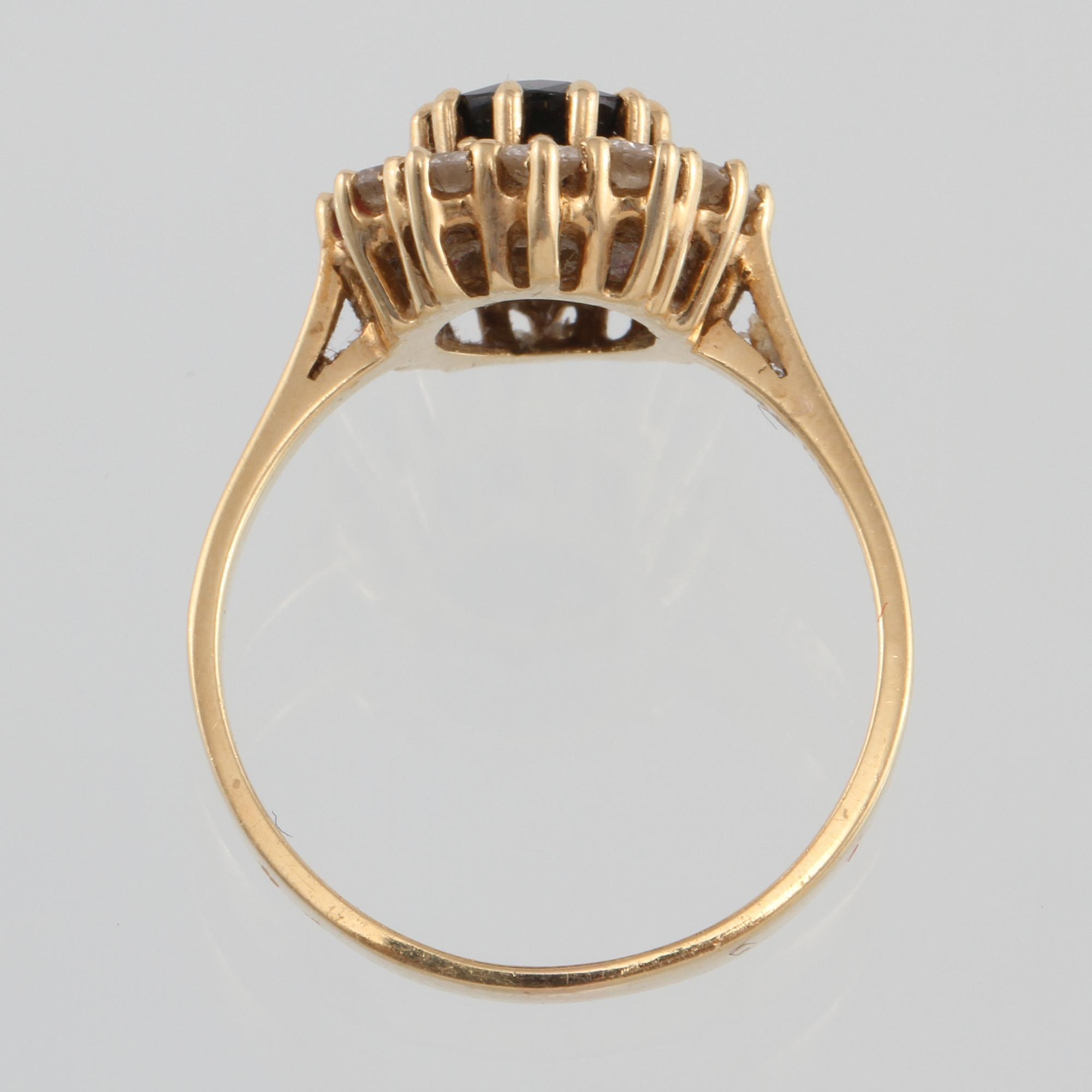 RING, 18K guld med ovalslipad blå safir samt 12 briljantslipade diamanter 0.73 ct, kattfotstämplad. Vikt 5,3 gram.