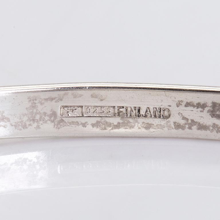 Elis Kauppi, armring och ring, sterlingsilver och kalcedon, Kupittaan Kulta, Åbo.