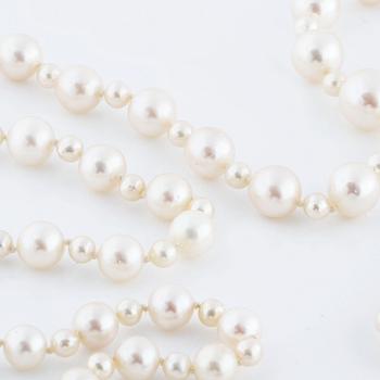 A cultured pearl necklace.