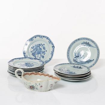 Assietter, 14 stycken, samt såsbåt, porslin, Kina, Qingdynastin, Qianlong (1736-95).