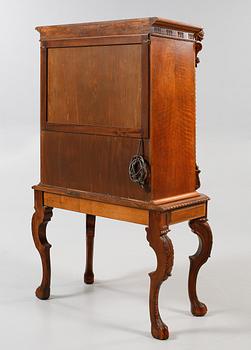 BARSKÅP, barockstil, 1900-talets andra hälft.