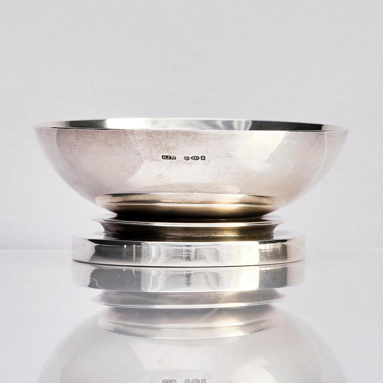 Harald Nielsen, a sterling silver bowl, "Pyramid", model no. 600B, for Georg Jensen, Copenhagen 1933-1944.