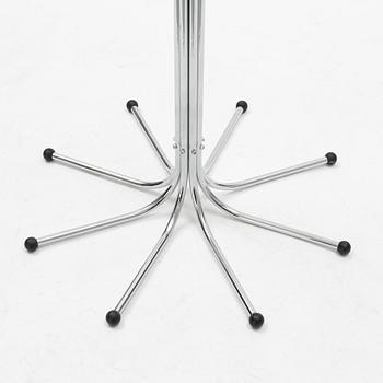 Sidse Werner, tamburmajor, "Coat Tree", Fritz Hansen, Danmark.