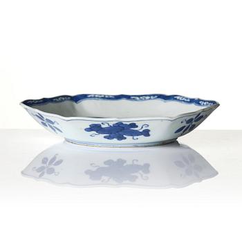A blue and white dragon dish, Qing dynasty, Kangxi (1662-1722).