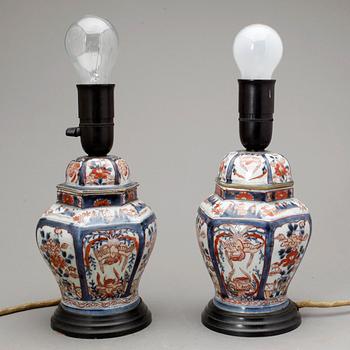 BORDSLAMPOR, ett par snarlika. Porslin. Japan.