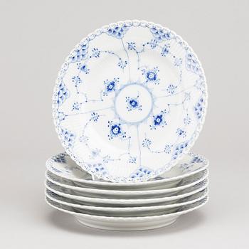 12 st TALLRIKAR, porslin "Musselmalet" helblond Royal Copenhagen.