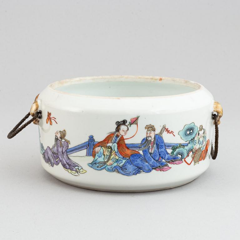 A famille rose tureen with cover and inlay, Qing dynasty, late 19th century.