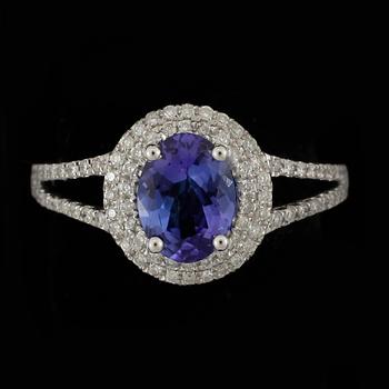 RING, 14k vitguld med tanzanit och briljantslipade diamanter. Vikt ca 2,5 gram.