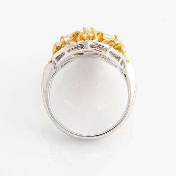 Ring in 18K gold with round and navette-shaped brilliant-cut diamonds.