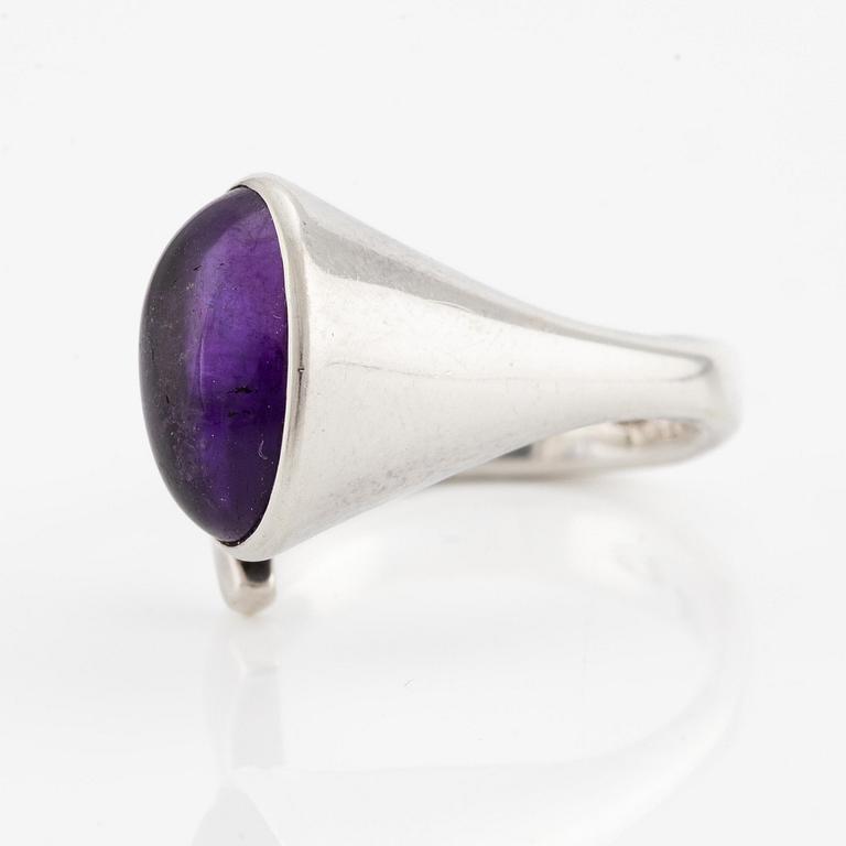Vivianna Torun Bülow-Hübe, a ring, sterling silver with a cabochon-cut amethyst, for Georg Jensen.