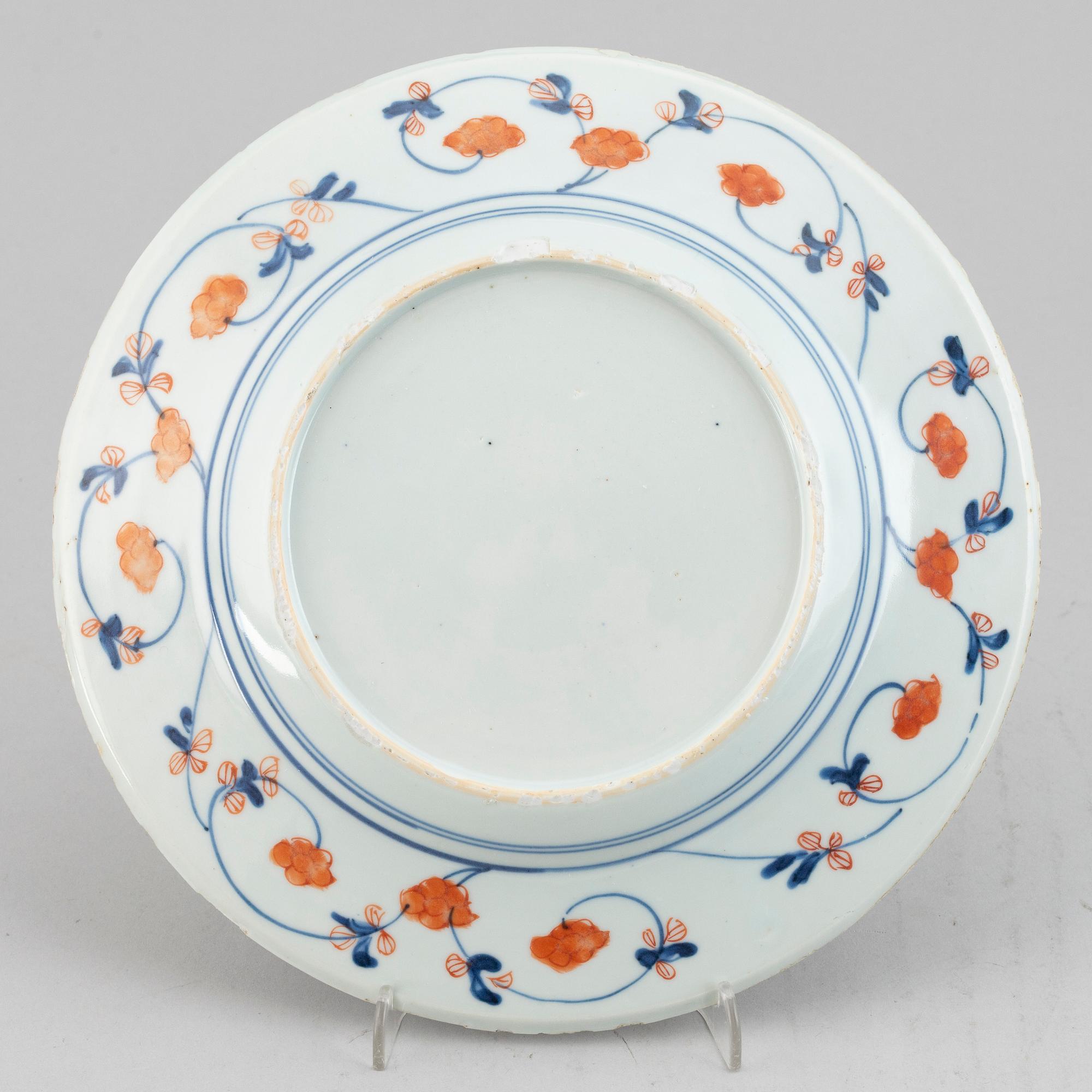 Five blue and white and imari export porcelain plates, Qing dynasty, Qianlong (1736-95).