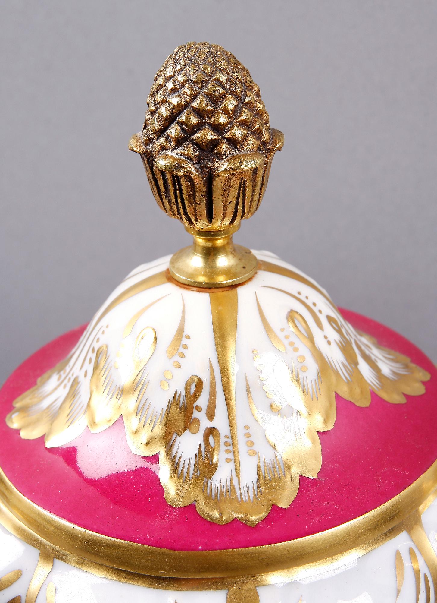 PRAKTURNA, porslin, Louis XVI-stil. 1900-talets andra hälft.