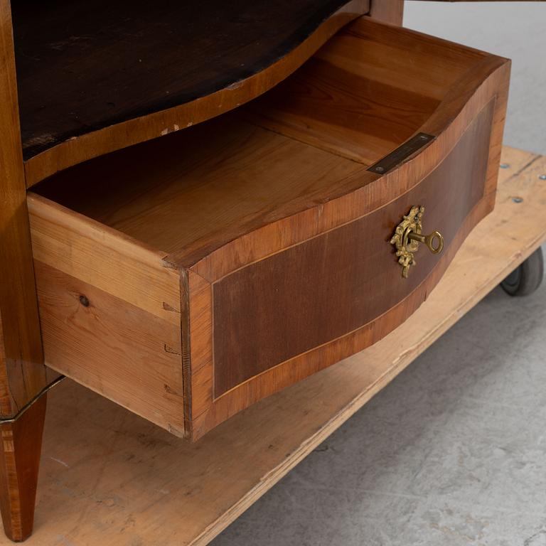 A mahogany veneered cabinet, end of the 19th Century.