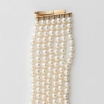 Cultured pearl choker, clasp 9K gold.