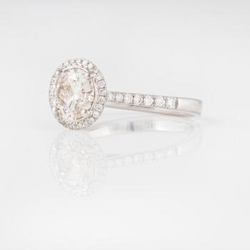 RING, med briljantslipad diamant 1.35 ct samt små briljantslipade diamanter.