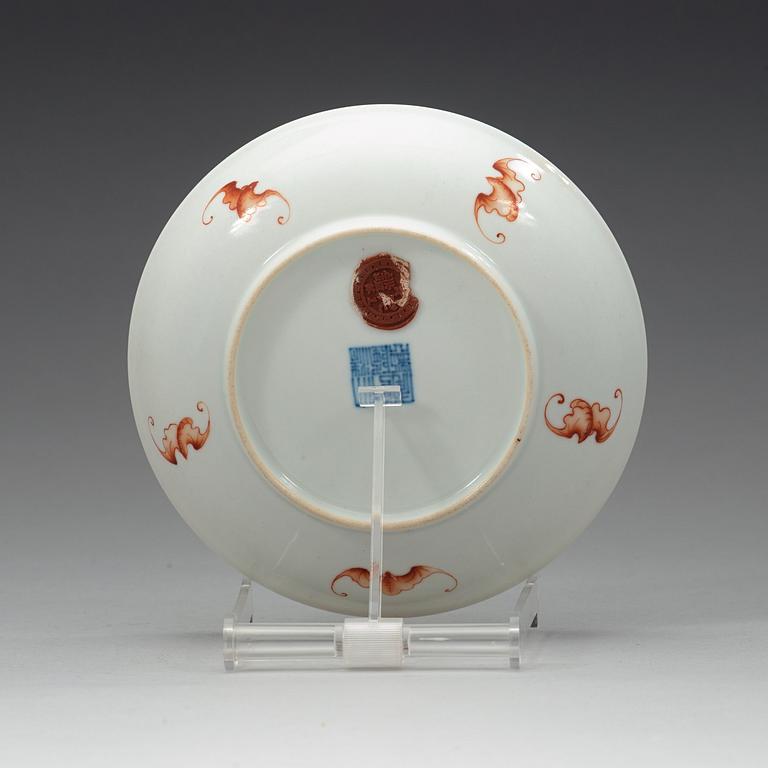 A Republic dish with Qianlong seal mark, 20th Century.