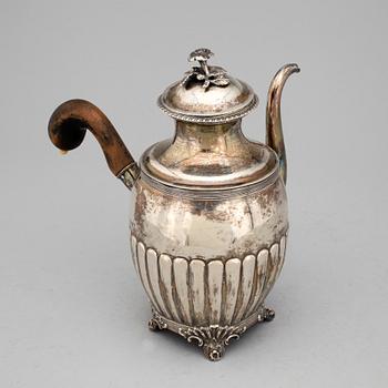 KAFFEKANNA, silver, Otto Wilhelm Kjellberg, Västerås, 1866. Vikt ca 581g.