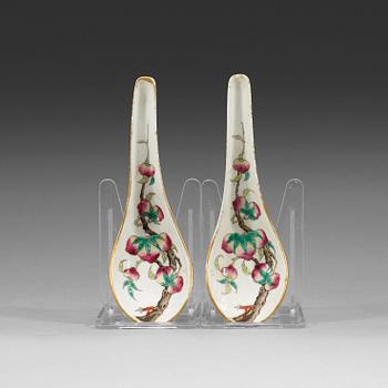 16. A pair of famille rose peaches spoons, Qing dynasty, Guangxus six character mark and period (1875-1908).