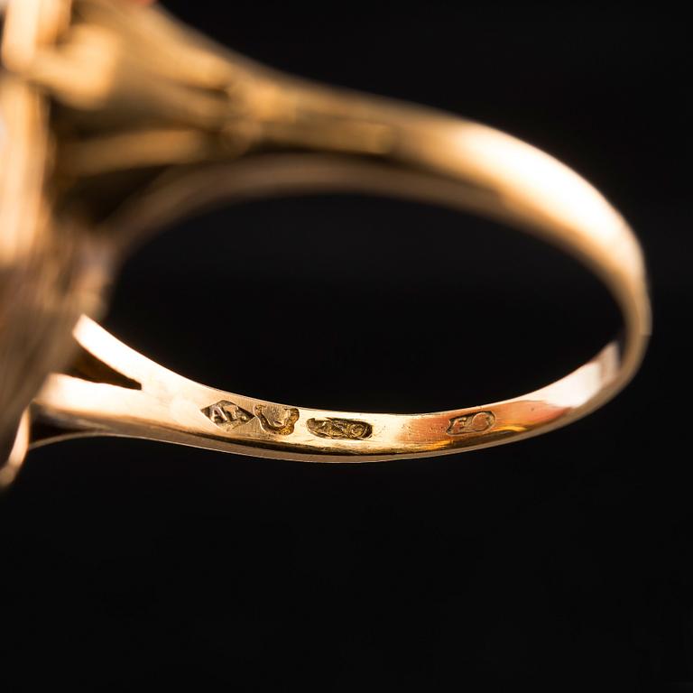 SORMUS, akvamariini n. 14 ct, ruusuhiottuja timantteja. 18K kultaa A. Tillander 1935. Paino 10,5 g.