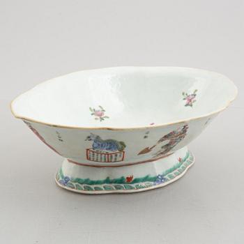 A porcelain bowl, China, Qing dynasty, end of the 19th century.