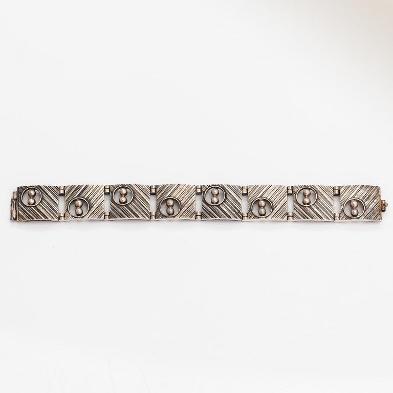Jorma Laine, A silver bracelet. Kultateollisuus, Turku 1970.