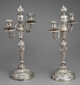 KANDELABRAR, ett par, försilvradmetall, Louis XVI, omkr år 1800.