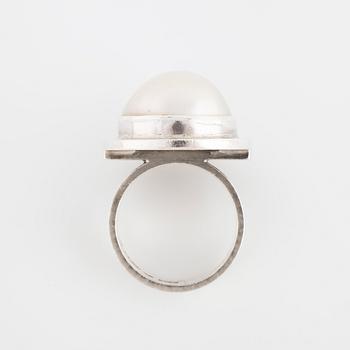 CECILIA JOHANSSON, Göteborg, 1985, ring med mabé pärla.