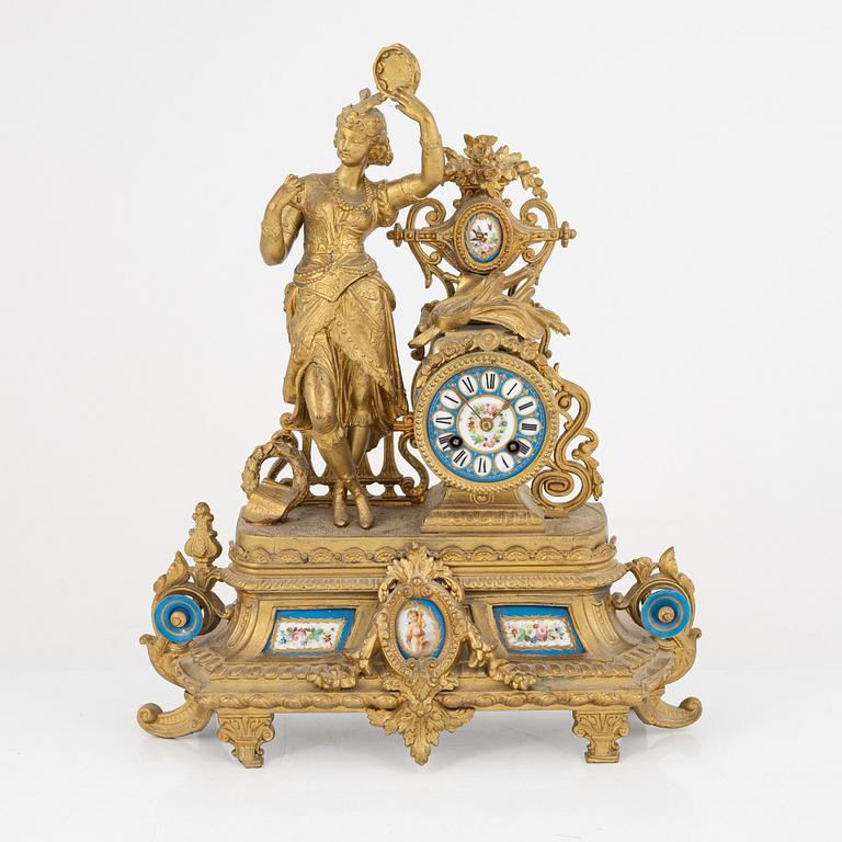 A Louis XVI-style mantle clock, around 1900.