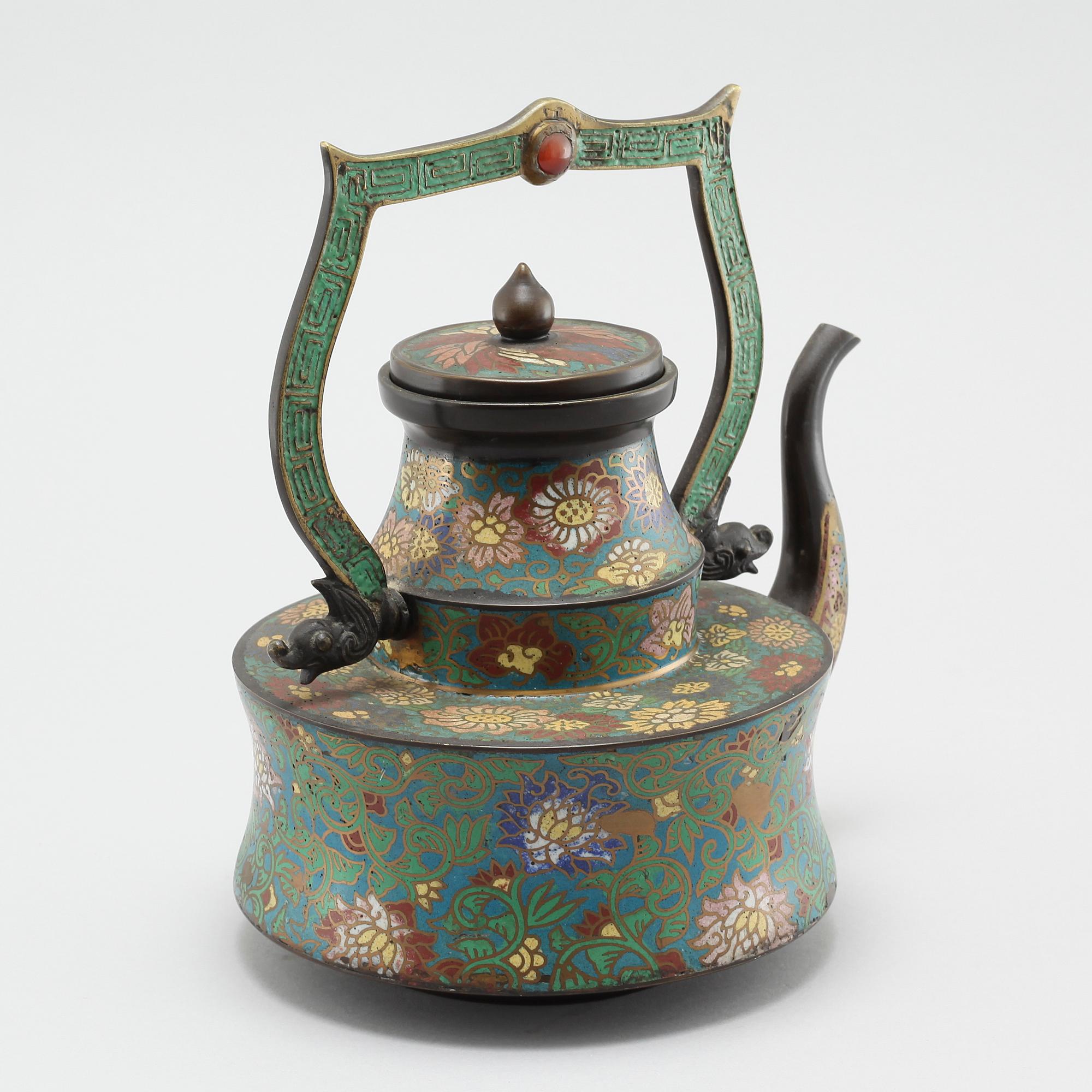 A Japanese cloisonné pot, circa 1900.