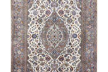 A Kashan carpet, c. 294 x 189 cm.