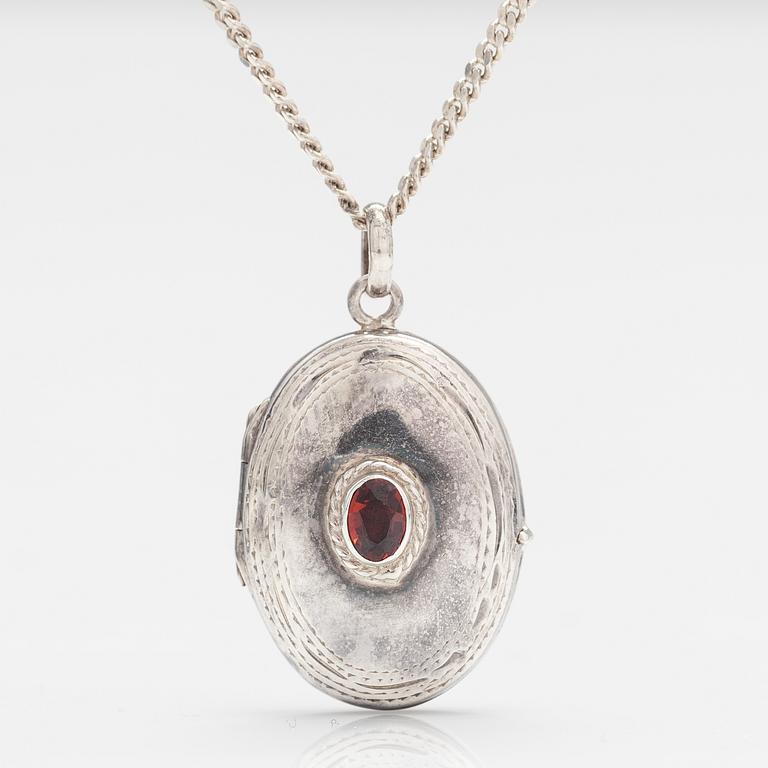 MEDALJONG/HALSBAND, sterling silver, granat.
