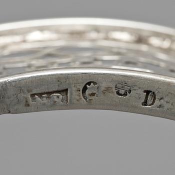 SALTKAR, ett par, silver och glas, otydl stplr, trol Stockholm 1786. Tot vikt exkl insats 95 g.