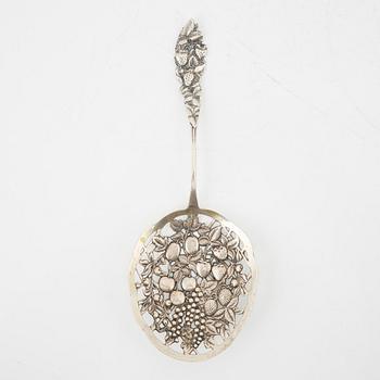 Korgar två st och sked silver, saltkar med silvermontering, 1900-tal.
