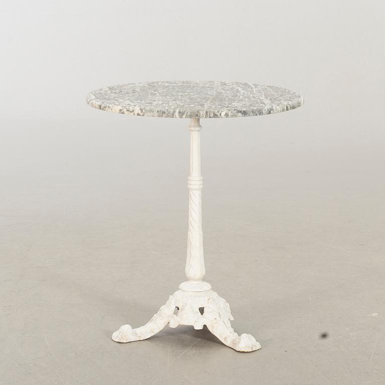 A MARBLE TOP GARDE TABLE.