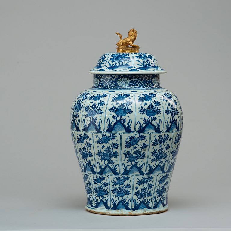 URNA med LOCK, porslin, Qingdynastin, Kangxi (1662-1722).