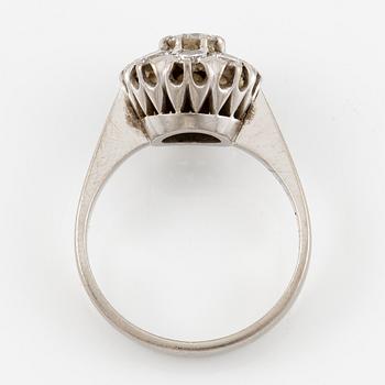 Ring 18K vitguld med runda briljantslipade diamanter totalvikt 1.35 ct enligt gravyr.