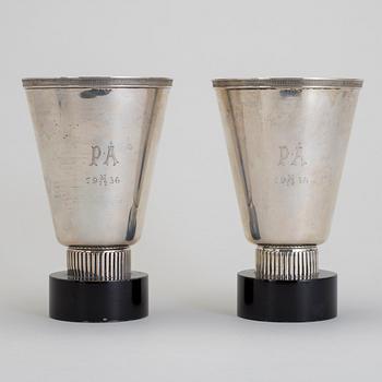 POKALER, ett par, CG Hallberg, Stockholm, 1931 resp. 1932. Totalvikt inklusive träsockel ca 640 g.