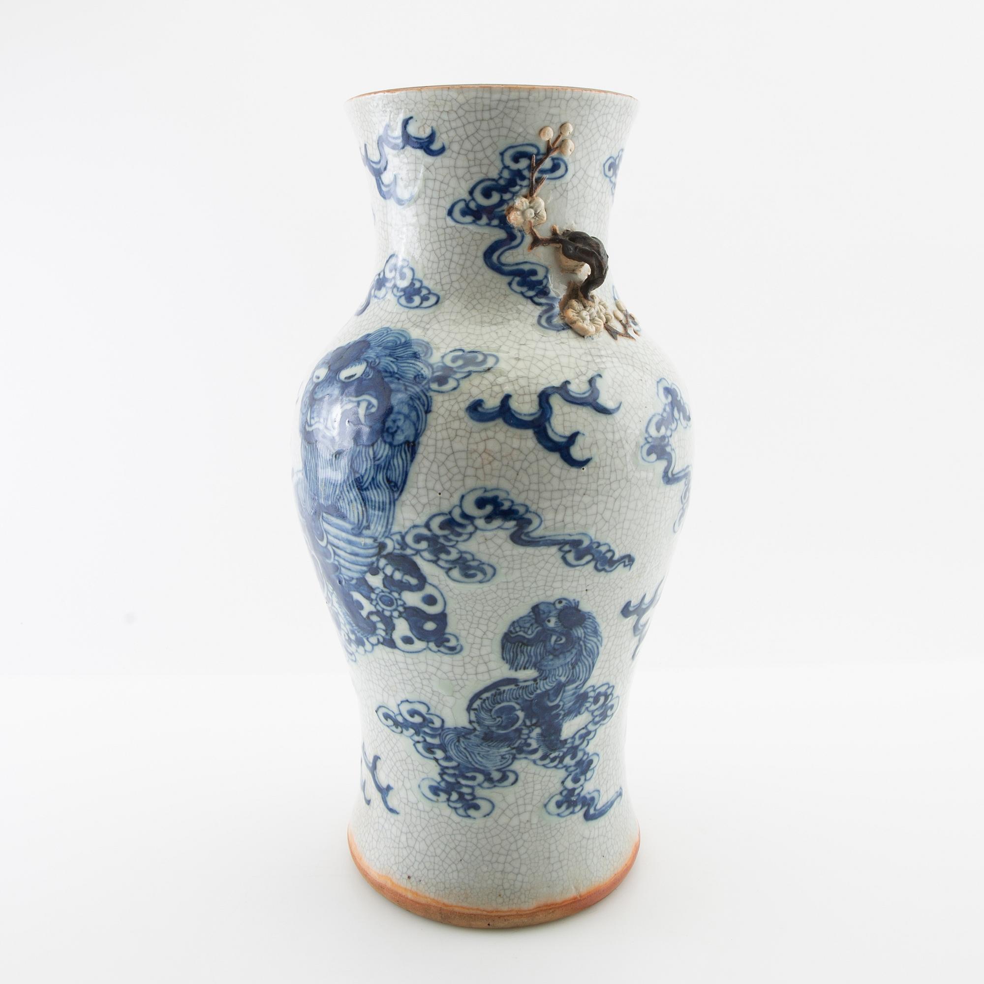 Vase, porcelain. Qing dynasty, circa 1900.