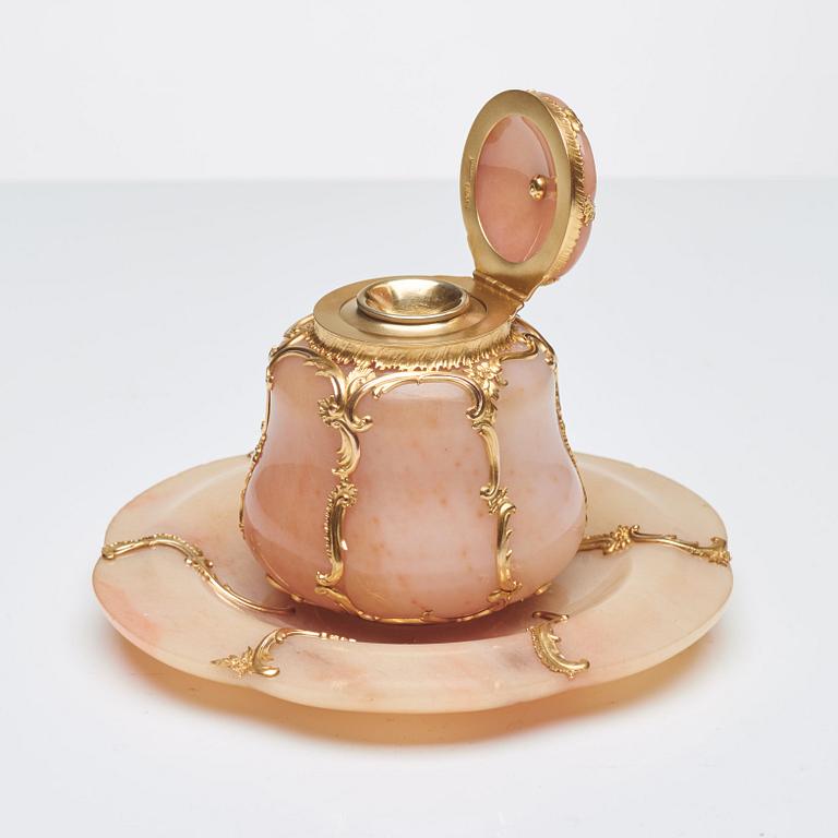 Fabergé, bläckhorn på fat, verkmästare Michael Perchin, S:t Petersburg 1886-1895, ristat inventarie nr 43799.