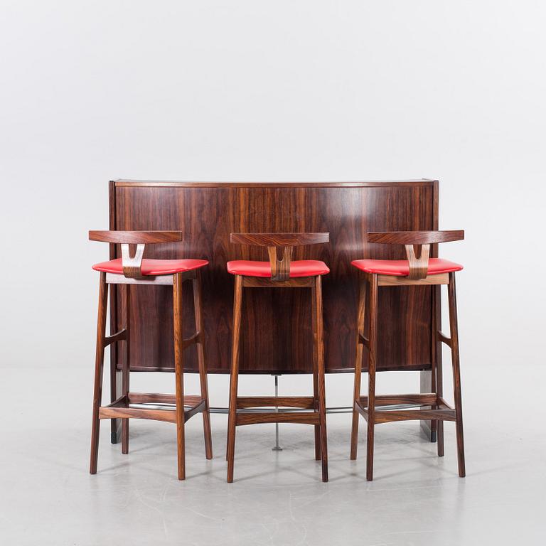 A danish 1960's Smith & Dyrlund bar with three barstools.