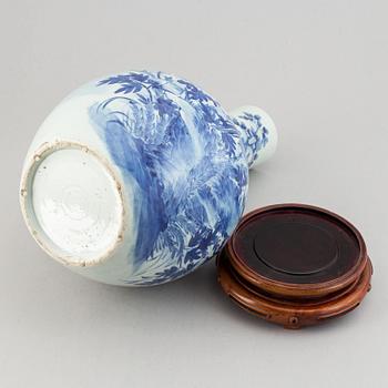 A blue and white tianqiu ping vase, late Qing dynasty.