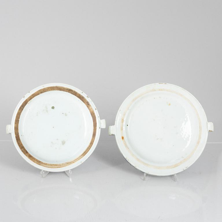 Two blue and white export porcelain warm water plates, Kina, Qianlong (1736-95).