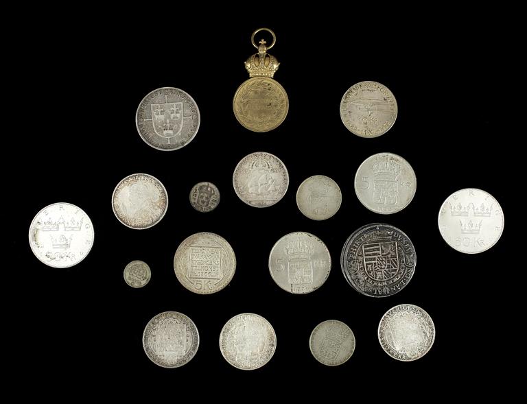 PARTI SILVERMYNT SAMT MEDALJ, Sverige resp Österrike, 1500-1900-tal. Silvervikt ca 270 gram.