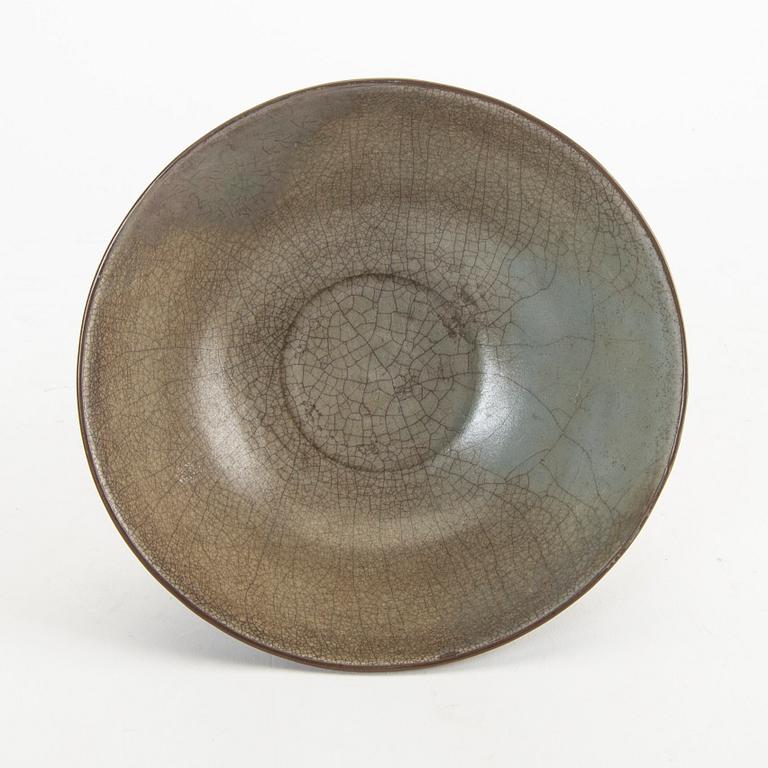 A celadon ge glazed bowl, Ming dynasty (1368-1643).