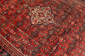 A carpet, Hamadan, ca 314 x 216 cm.